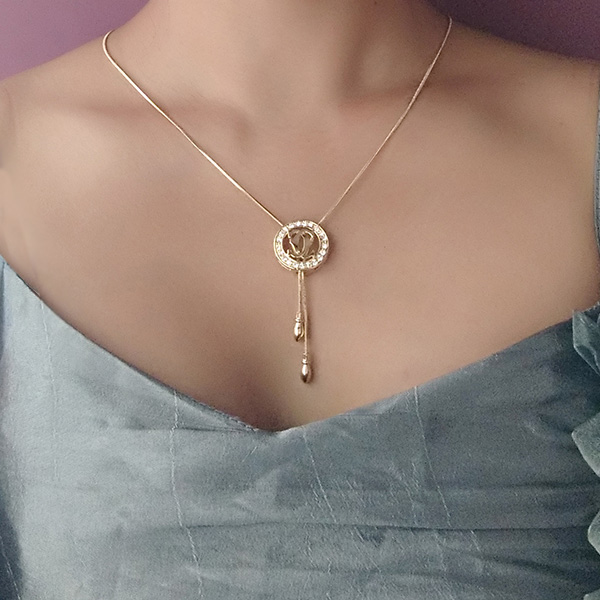 channel-gold-pendant